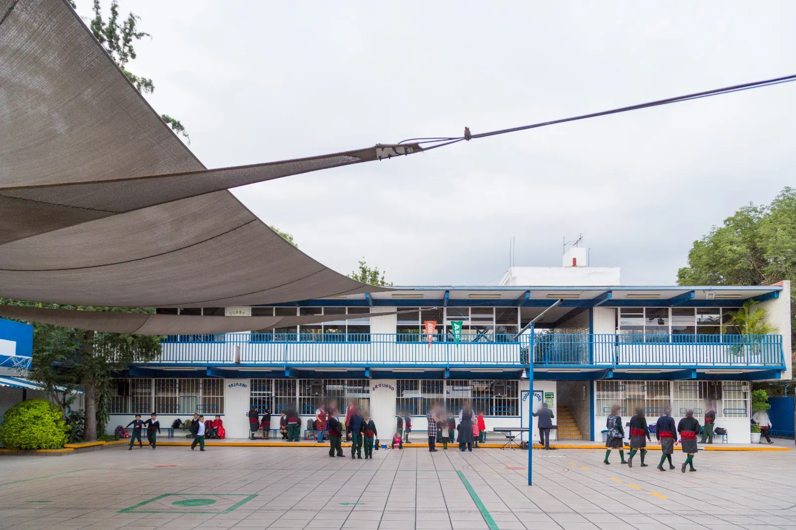 Alumnos del Colegio Lic. Justo Sierra Méndez en el patio principal